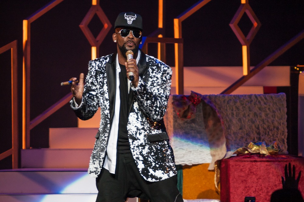 R, Kelly, plays on stage, at, the, fox, theatre, on