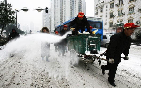 Người ta dùng muối để làm tan băng vào mùa đông